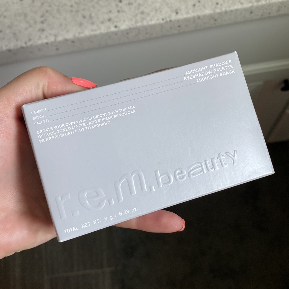 R.E.M. BEAUTY by Ariana Grande eyeshadow palette - Picture 3 of 10